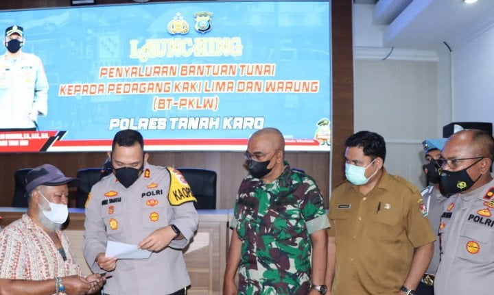 POLRES KARO SALURKAN BANTUAN KE PEDAGANG K-5 DAN WARUNG