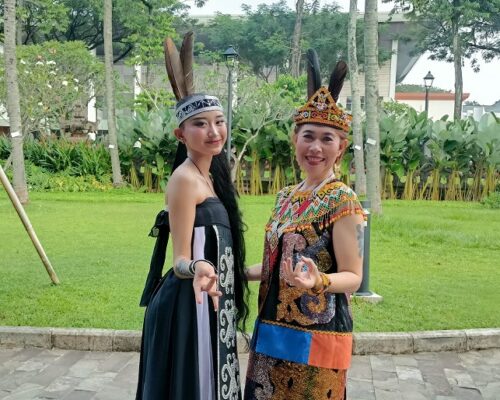 Busana Nusantara: MENJADI PENARI DAYAK